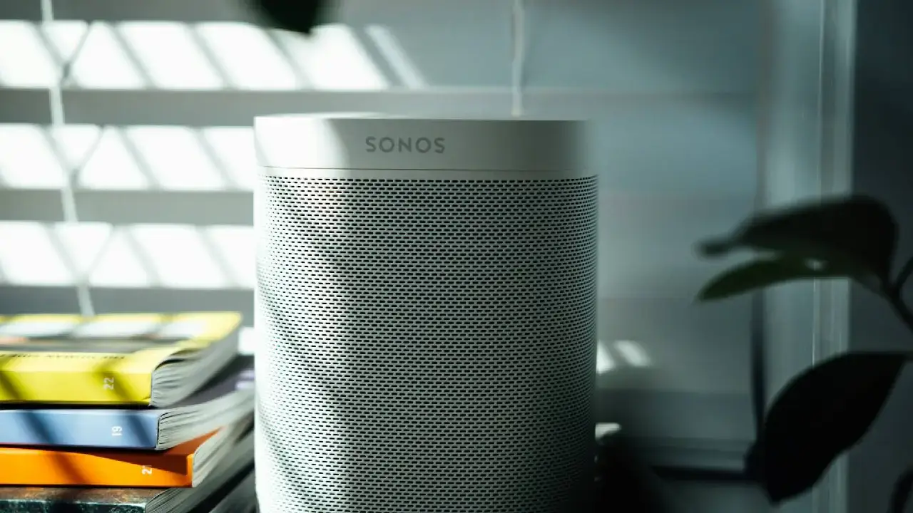 Sonos Lautsprecher auf weißem Tisch