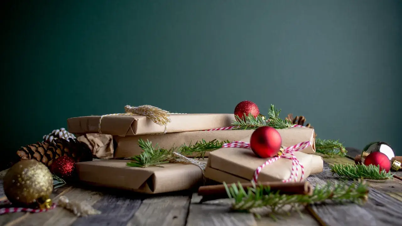 Geschenkboxen mit roten Kugeln oben drauf